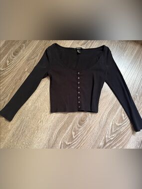 Forever 21 Black Ribbed Long Sleeve Scoop Neck Crop Top with Button Front
